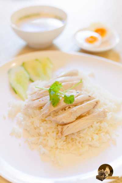 นอกจากข้าวมันไก่ สามารถสั่งไข่ไก่เพิ่มมาทานคู่กัน
